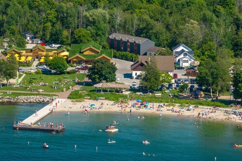 Modern Home | Walk to Downtown, Hot Tub & GameRoom