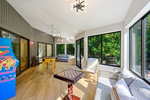 Smart-TV, peis, fotballspill og bøker