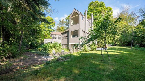 Modern Home | Walk to Downtown, Hot Tub & GameRoom