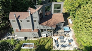 Une maison moderne à deux étages dotée d’une grande terrasse, d’un jacuzzi extérieur et d’un jardin clos.