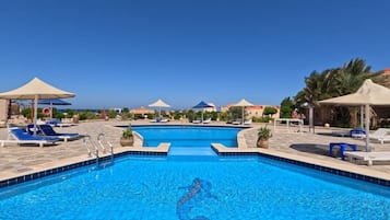2 outdoor pools