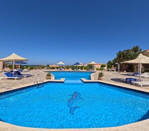 2 piscines extérieures