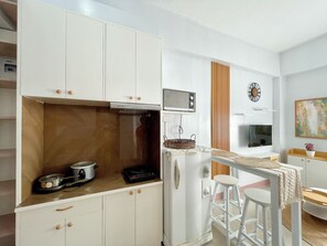 Private kitchen - Cozy & Easy Condo/Apartment Near Airport (Lapu-Lapu City)