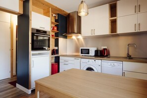 Réfrigérateur, micro-ondes, lave-vaisselle, cafetière/bouilloire