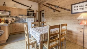 Dining - 350m from ski slopes, 2nd floor, balcony, tv, ski locker, 51m², La Clusaz (La Clusaz)