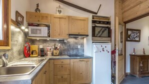 Coffee/tea maker, fridge, microwave, oven - 350m from ski slopes, 2nd floor, balcony, tv, ski locker, 51m², La Clusaz (La Clusaz)
