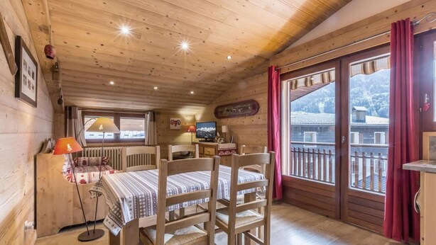 Dining - 350m from ski slopes, 2nd floor, balcony, tv, ski locker, 51m², La Clusaz (La Clusaz)