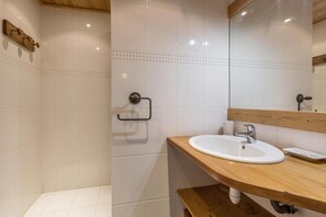 Shower - 50m from shops, 2nd floor, balcony, tv, ski locker, 51m², La Clusaz (La Clusaz)