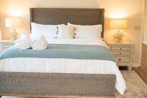 3 bedrooms, iron/ironing board, travel cot, free WiFi - Sea Pines! Beach, pool, Harbour Town Golf Links view, sleeps 8 & pet friendly! (Hilton Head Island)