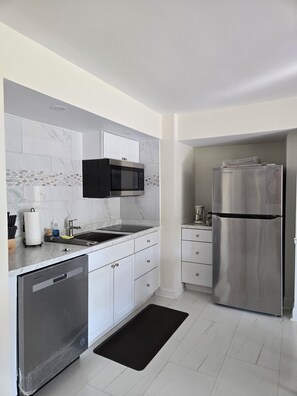 Micro-ondes, plaque de cuisson, lave-vaisselle, chaise haute