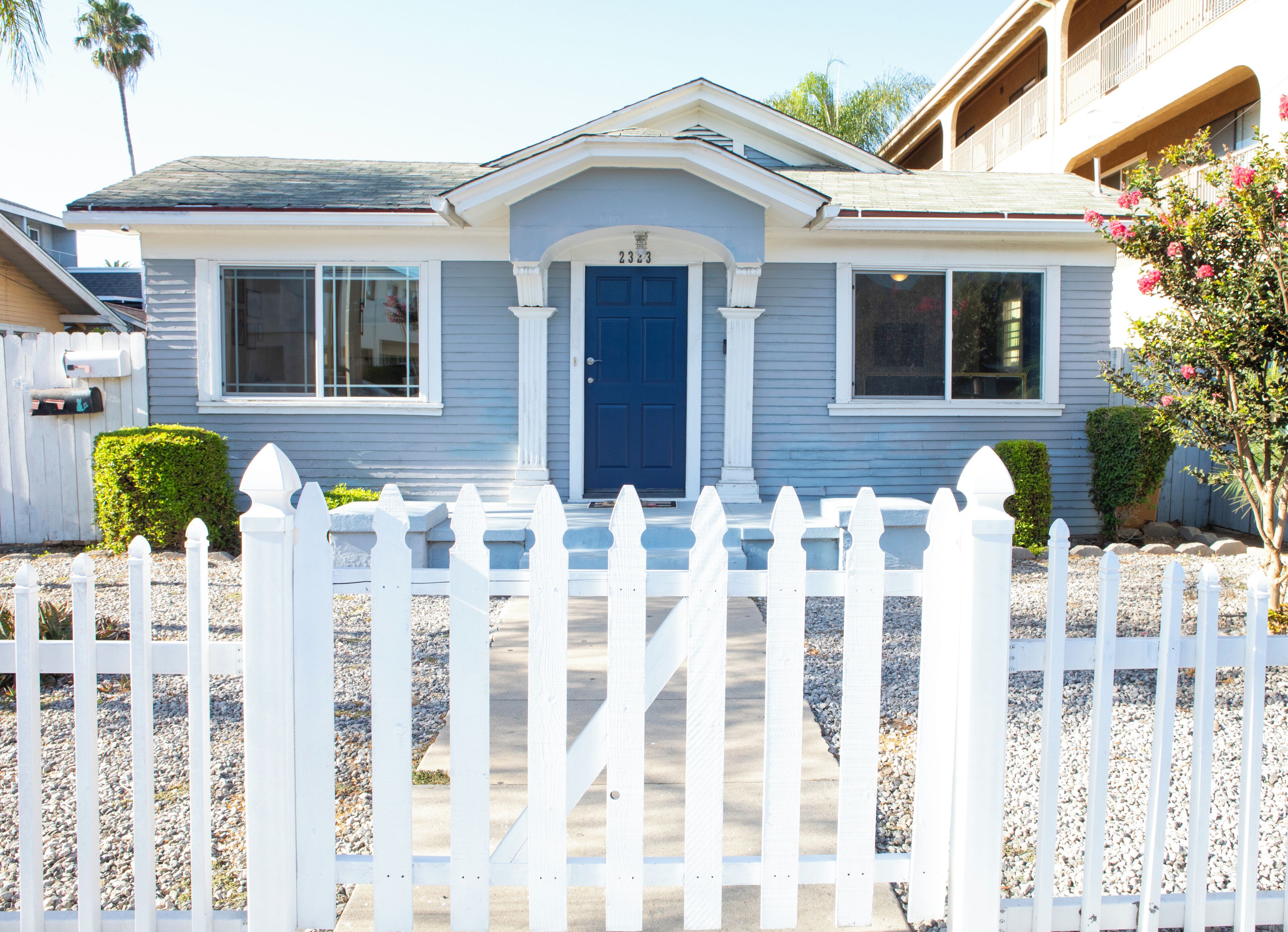 Handsome Retro House by Beach, Shops, & Disneyland - 3 Bedrooms With Parking