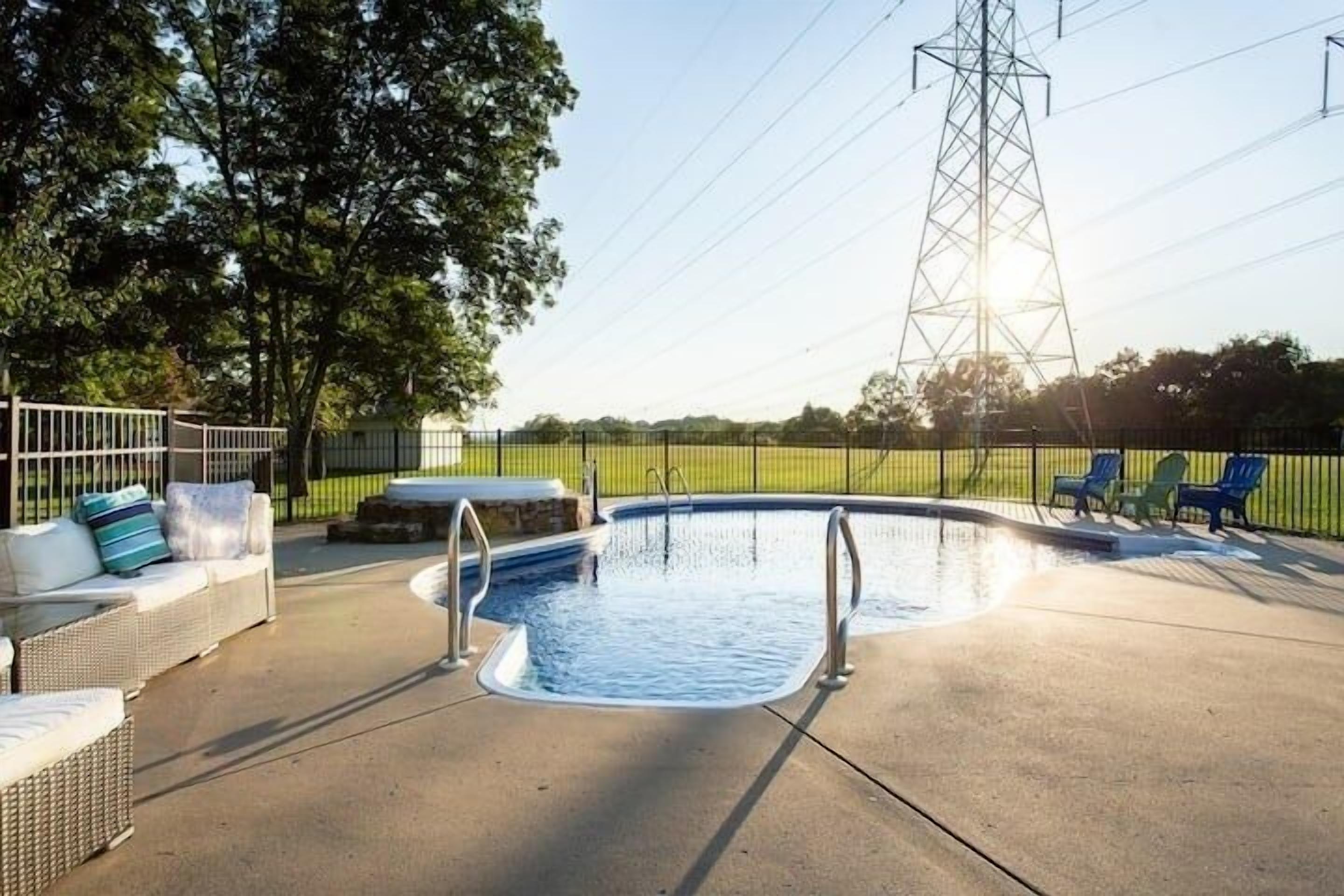 Pool + Hot Tub + Huge Theater · Luxury Escape!
