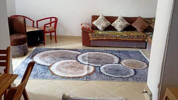 Smart-tv, dvd-spelare, ett bordtennisbord och en stereo