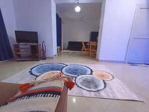 Smart TV, DVD player, ping pong, stereo