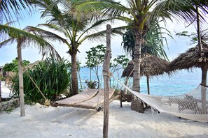 On the beach, white sand, free beach shuttle, sun-loungers - Kusini Beach Bungalows (Kizimkazi)