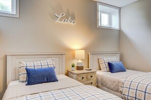 3 chambres, bureau, fer et planche à repasser, lit de bébé portatif
