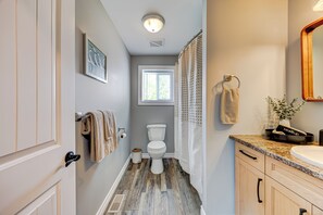 Douche, séchoir à cheveux, serviettes fournies, savon