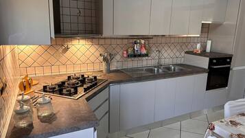 Frigorifero, microonde, forno, piano cottura