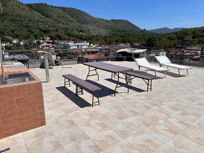 Outdoor dining - Cozy apartment with kitchen and terrace, ideal for friends and families (Casamarciano)