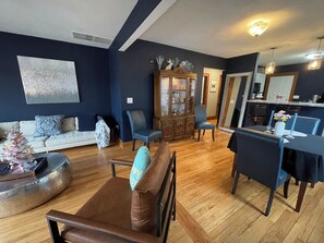 Smart TV, books - 2 bed,Retreat Near SU, Airport, Thruway, I-81,Destiny,Fairgrounds,Dome, Amp. (Syracuse)