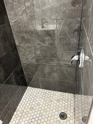 シャワー、ヘアドライヤー、タオル、石鹸