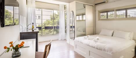 3 habitaciones y tabla de planchar con plancha