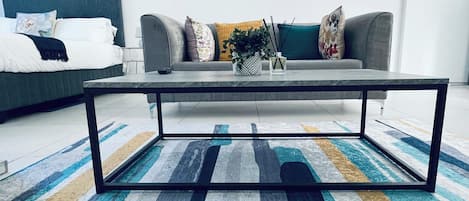 1 dormitorio, tabla de planchar con plancha, wifi y ropa de cama