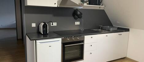 Fridge, oven, stovetop, dishwasher