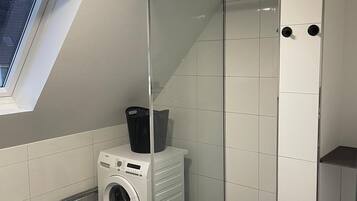 Regadera, secadora de cabello, bidet, toallas