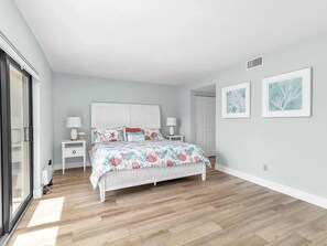 2 bedrooms, iron/ironing board, free WiFi, bed sheets - 500 steps from toes in the sand! (Marco Island)