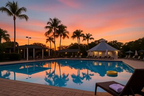 Utomhuspool och uppvärmd pool