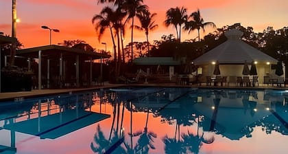 -Sunny Naples Charm-Your Perfect Naples Getaway!