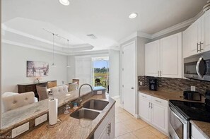 Fridge, microwave, oven, stovetop - -Sunny Naples Charm-Your Perfect Naples Getaway! (Naples)