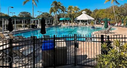 -Sunny Naples Charm-Your Perfect Naples Getaway!