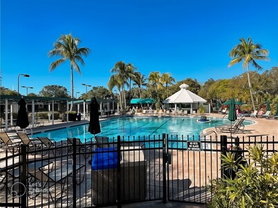 -Sunny Naples Charm-Your Perfect Naples Getaway!