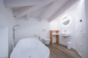 SĂšche-cheveux, bidet, serviettes fournies, savon