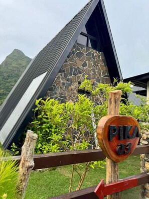 Exterior detail - Alpine style mountain cabin with pool Pika 03 by Pika Cabins (Provincia de Panamá Oeste)