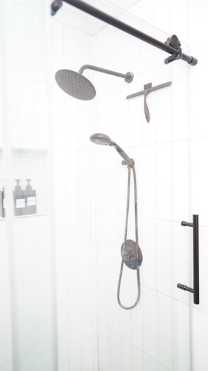 Douche, serviettes fournies, savon, shampoing
