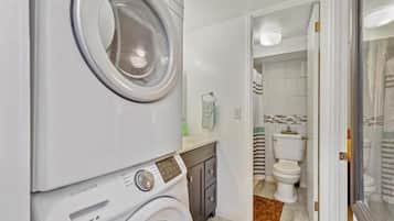 Deluxe Condo, Beach View | Laundry