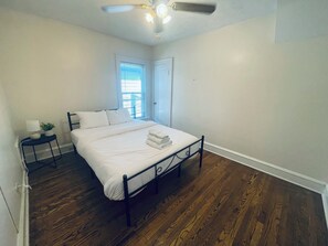 2 bedrooms, desk, iron/ironing board, WiFi