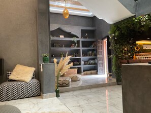 المنشأة من الداخل