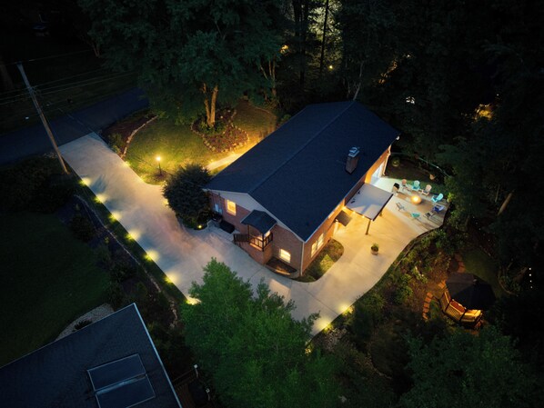 Exterior - Spacious 6 bedroom house in GVL with Game Room, 2 Living Rooms, 3 King Beds (Greenville)