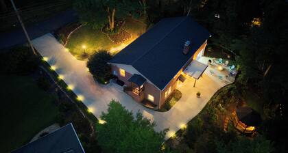 Spacious 6 bedroom house in GVL with Game Room, 2 Living Rooms, 3 King Beds