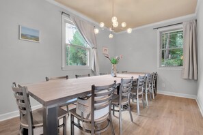 Dining - Spacious 6 bedroom house in GVL with Game Room, 2 Living Rooms, 3 King Beds (Greenville)