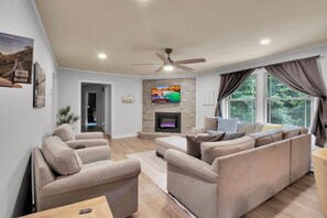 Fireplace - Spacious 6 bedroom house in GVL with Game Room, 2 Living Rooms, 3 King Beds (Greenville)