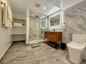 Shower, hair dryer, towels, soap - Rockford Cascade Getaway (Rockford)