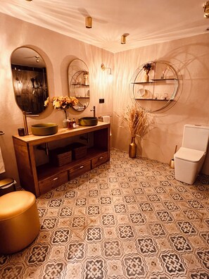 Douche, sĂšche-cheveux, serviettes fournies, savon