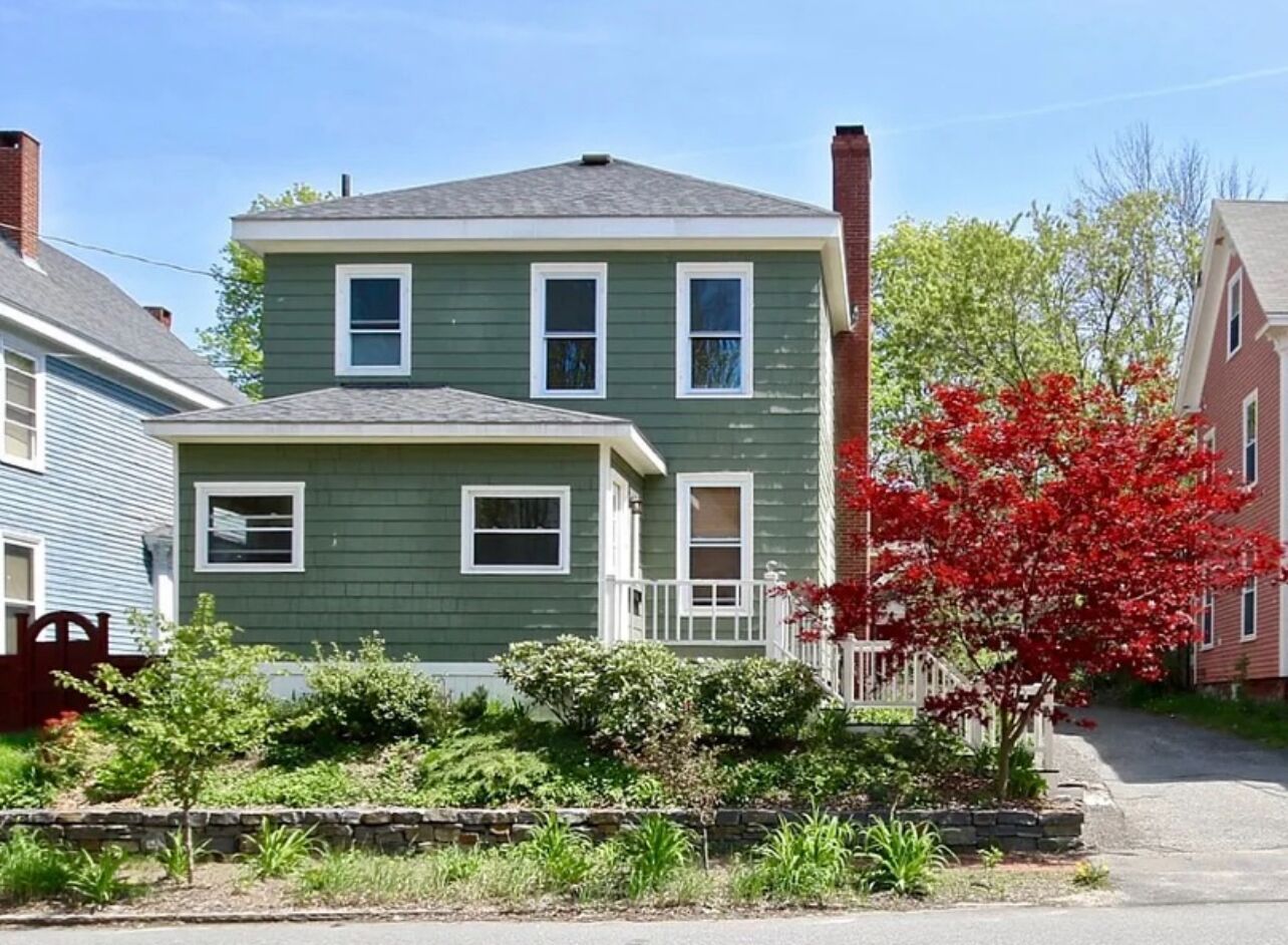 Well decorated 2-bedroom with hot tub and free parking, close to Downtown 