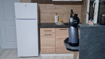 Kühlschrank, Mikrowelle, Herdplatte, Wasserkocher mit Kaffee-/Teezubehör
