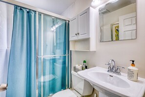 Shower, hair dryer, towels, soap - Near Beaumont/Royal Oak/Birmingham 3/2 Sleeps 8, Pets OK, Hrdwd Flrs, Fireplace (Royal Oak)